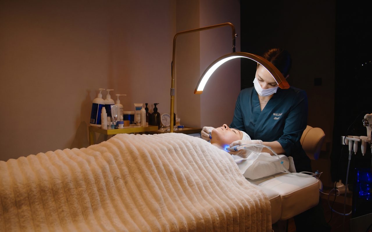 Bespoke HydraGlass technology tailored to the client during treatment at Waldor Clinic, London